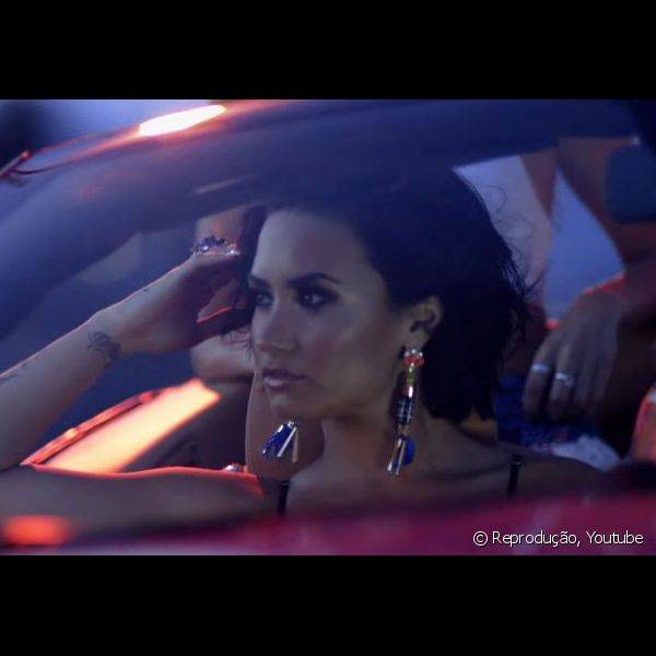 O novo clipe de Demi Lovato da música 'Cool for the Summer' conta com um esfumado preto intenso e garante destaque